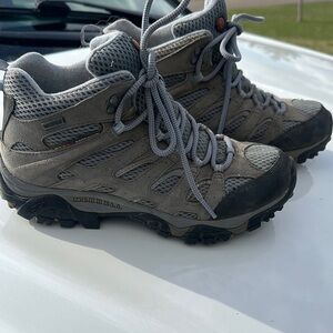 Merrell Moab Waterproof Hiking Boots with Vibram soles! Women’s size 8.5
